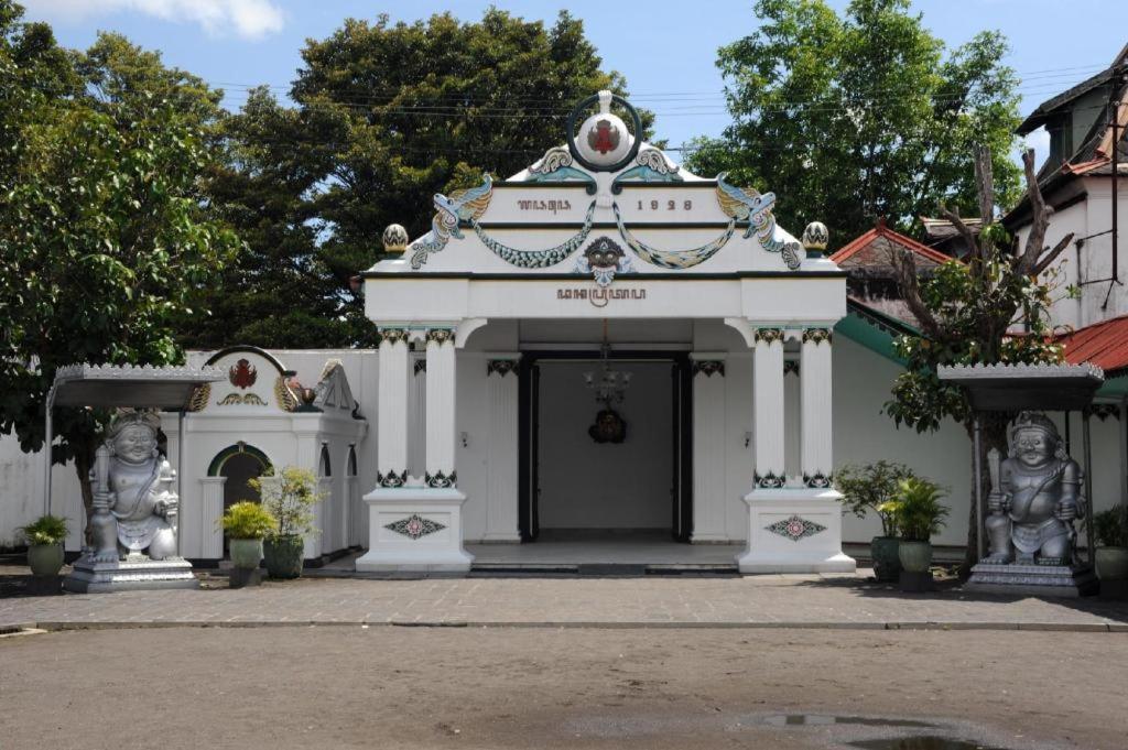 Malioboro Garden Hotel Джокьякарта Экстерьер фото