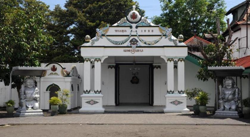 Malioboro Garden Hotel Джокьякарта Экстерьер фото