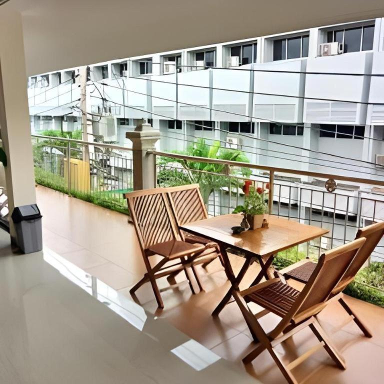 Malioboro Garden Hotel Джокьякарта Экстерьер фото